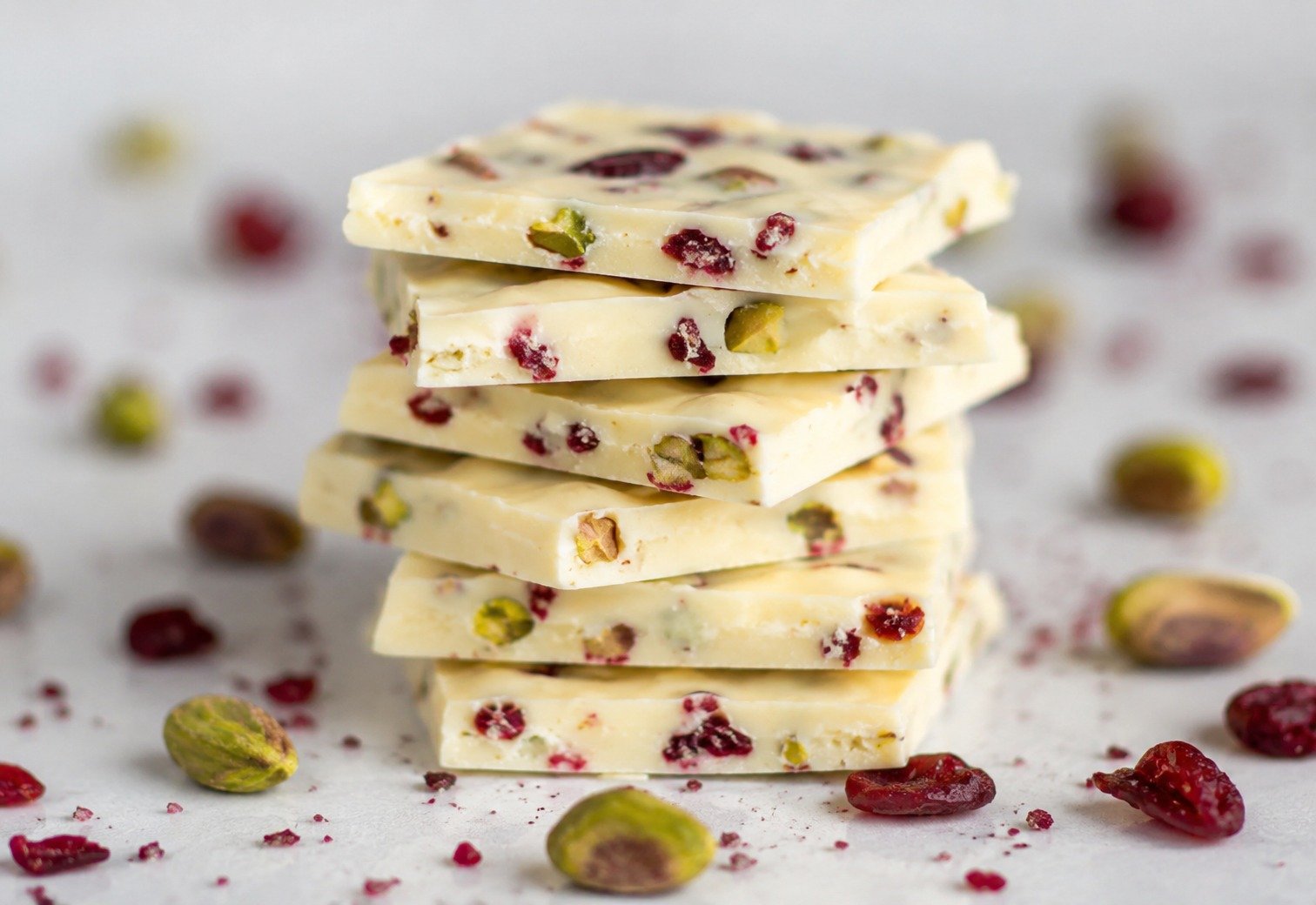 Chocolate blanco con pistacho y arándanos